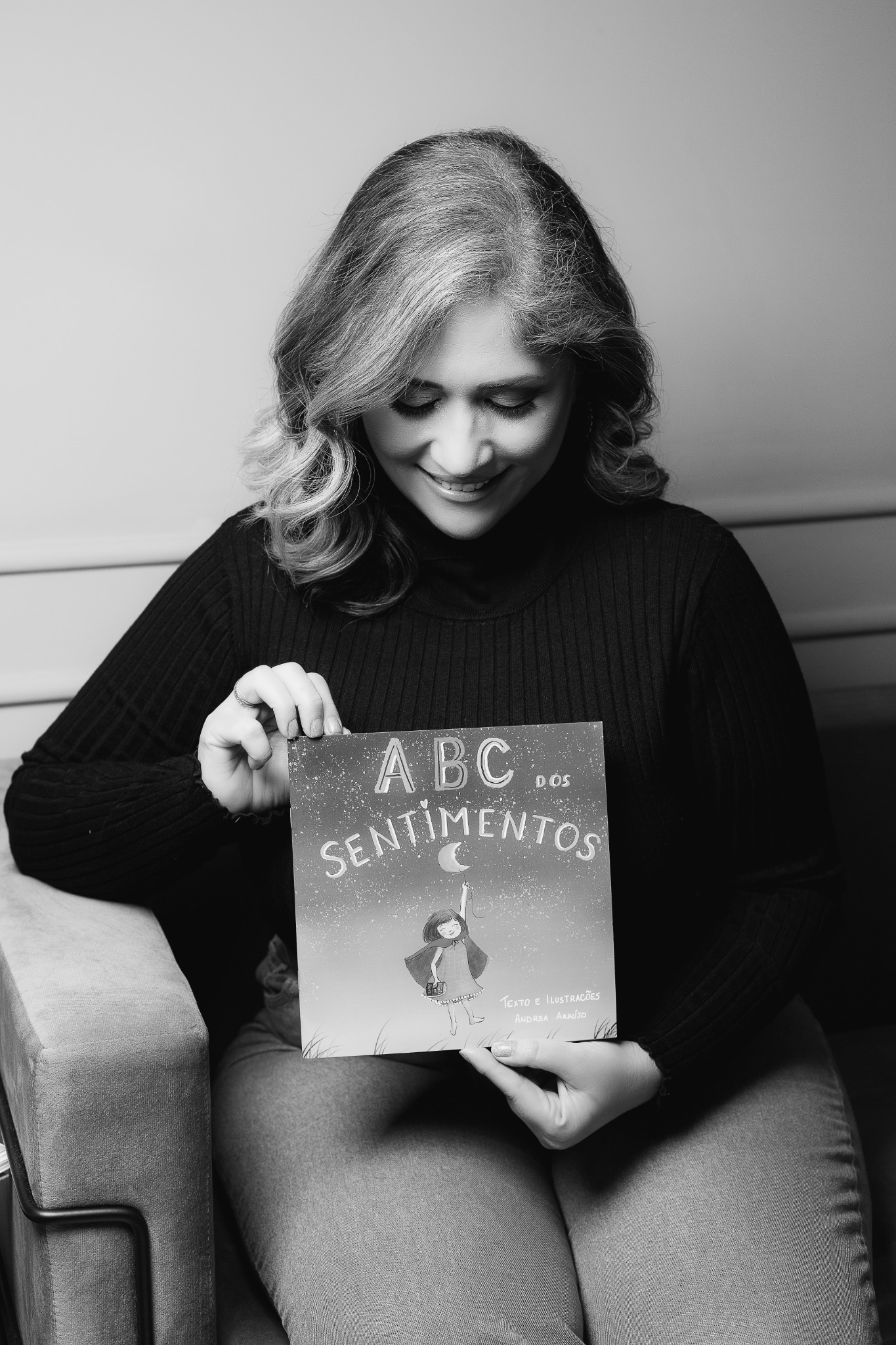 Andrea J. Guesse com o livro ABC dos Sentimentos