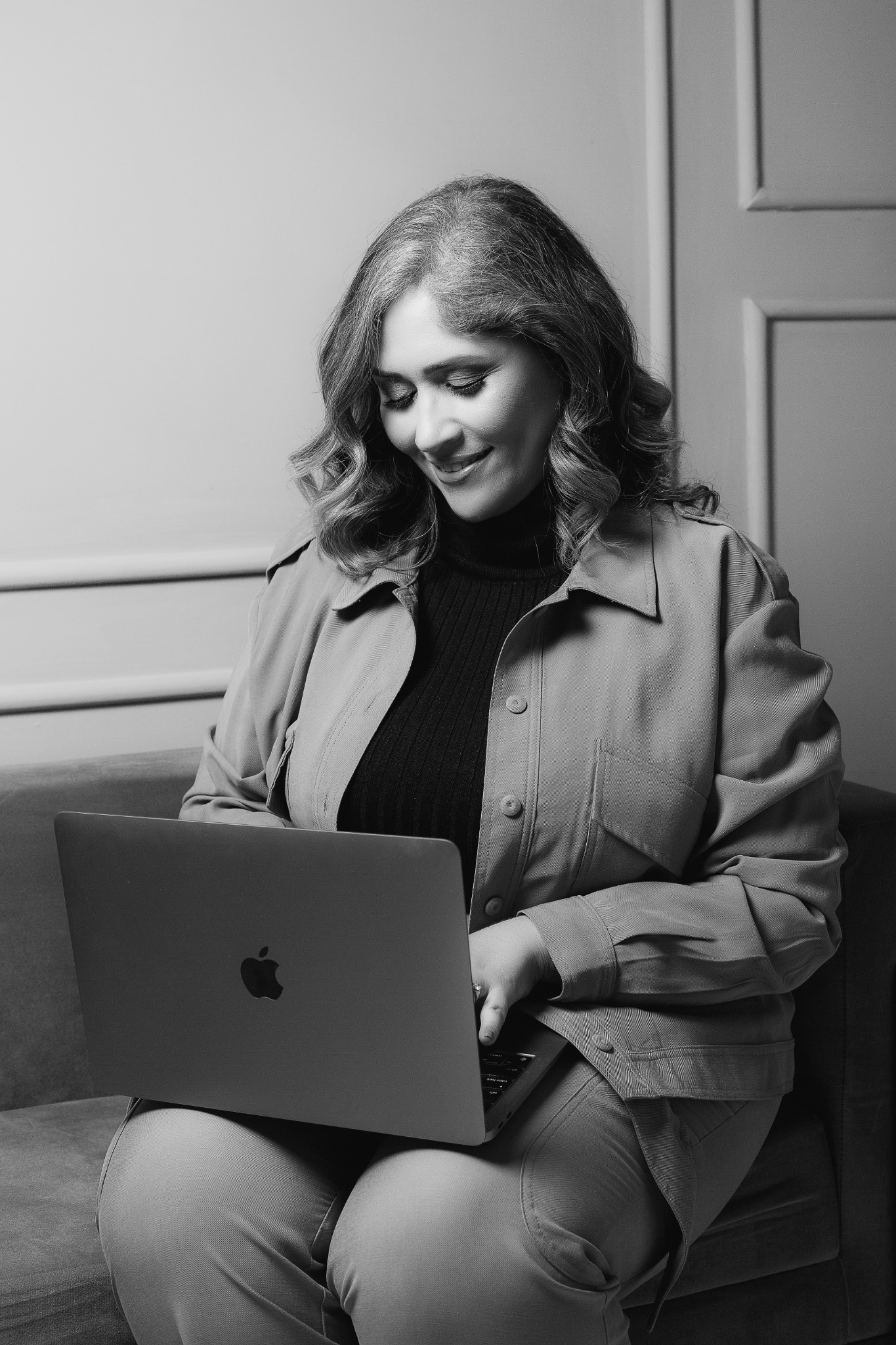 Andrea J. Guesse trabalhando em seu computador